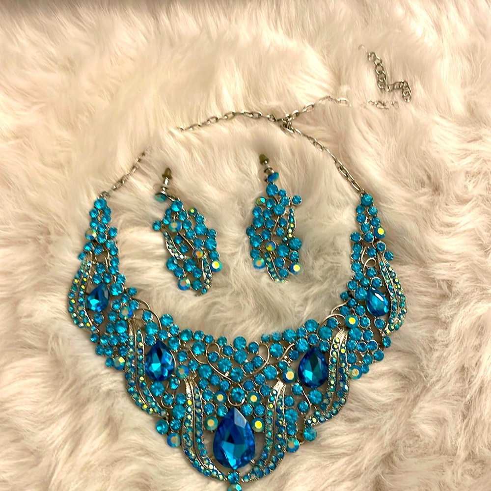 Fashion Elegant Necklace Set.